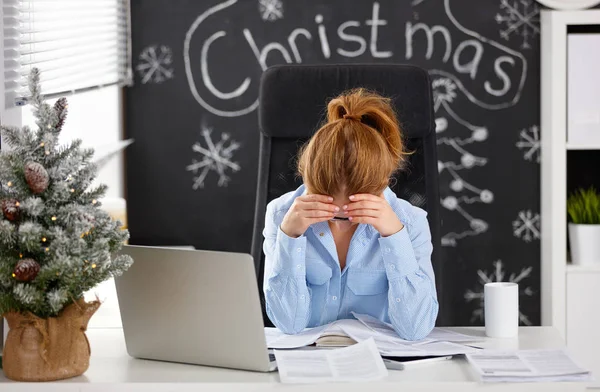 Affärskvinna freelancer trött, stress med huvudvärk — Stockfoto