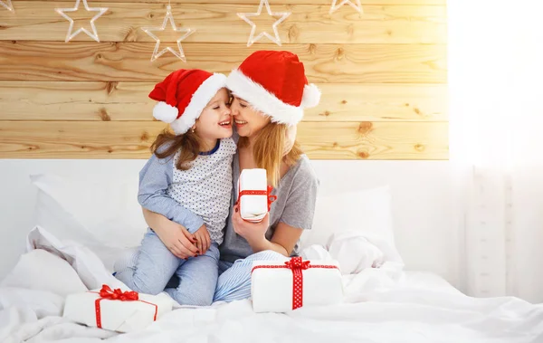 Feliz familia madre e hijo abrazando y dando regalos en Chris — Foto de Stock