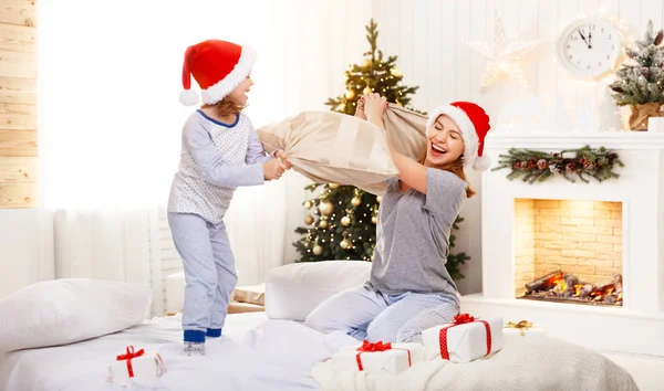 Felice famiglia madre e figlia a Natale mattina fico — Foto Stock