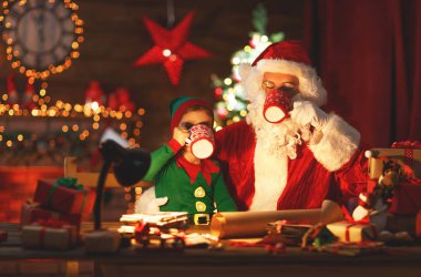 Noel. Noel Baba Elf ile süt içip kurabiye