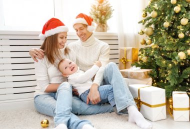 mutlu aile anne ve bebek Noel sabahı Christm içinde