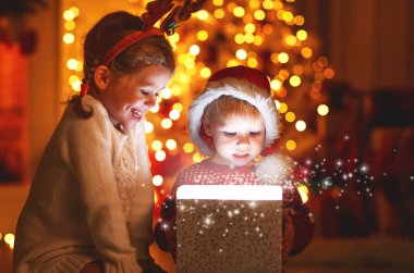 Mutlu Noeller! evde sihirli hediye ile mutlu çocuk