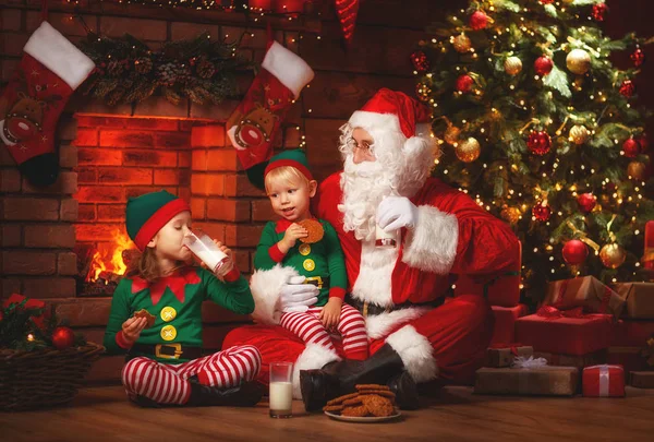 No Natal. Papai Noel com Elfos Beba Leite e Coma Biscoitos — Fotografia de Stock