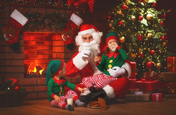 Noel. Noel Baba elfler ile süt içip kurabiye