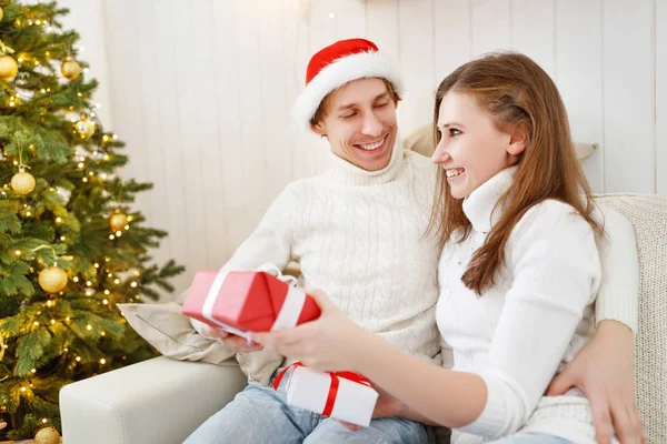 ¡Feliz Navidad! familia pareja con mágico regalo de Navidad —  Fotos de Stock