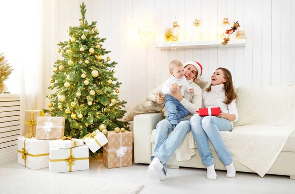 Felice famiglia madre e bambino in mattina di Natale a Natale t — Foto Stock