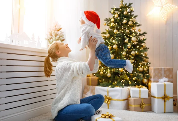 Familjen mor och baby son på juldagens morgon på tree — Stockfoto