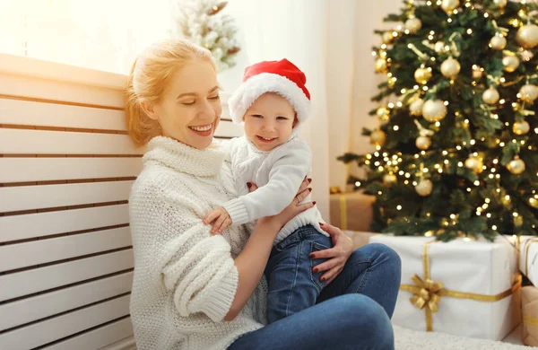 Familjen mor och baby son på juldagens morgon på tree — Stockfoto