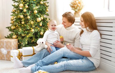 mutlu aile anne ve bebek Noel sabahı Christm içinde