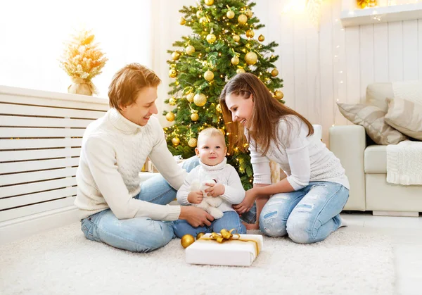 Lyckliga familjen mor och barn i juldagsmorgon på julstämning — Stockfoto