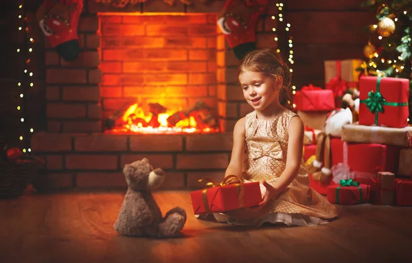 Gelukkig kind meisje met de gift van Kerstmis op hom — Stockfoto