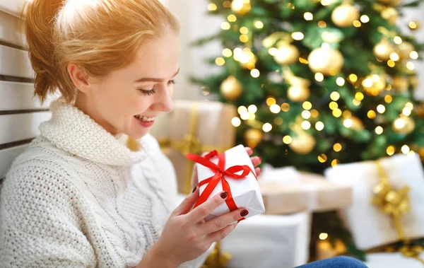 Lycklig kvinna med gåva på morgonen nära jul tre — Stockfoto