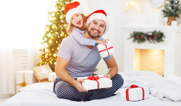 Gelukkig gezin vader en kind knuffelen en het geven van geschenken op Chris — Stockfoto