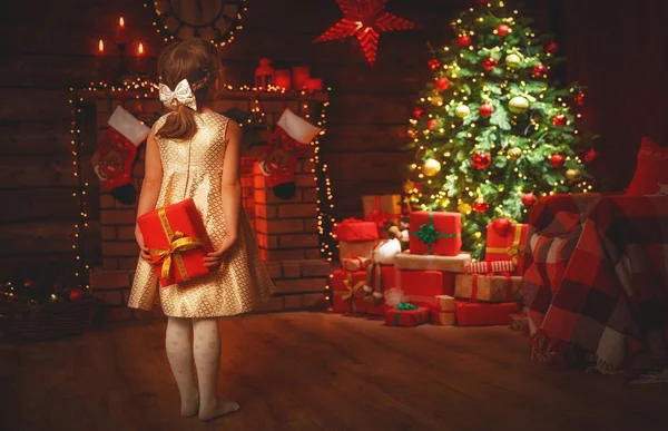 Gelukkig kind meisje met de gift van Kerstmis thuis — Stockfoto