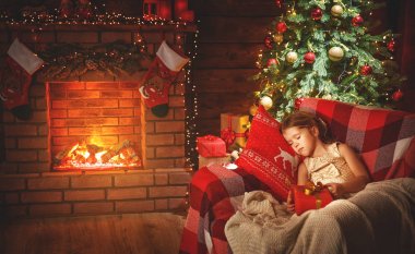 kız çocuk Noel tre uyuyor