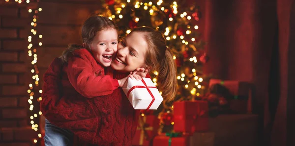 Família feliz mãe e filha dando presente de Natal — Fotografia de Stock