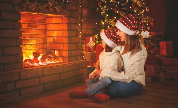 Familjen mor och barn dotter titta på brasan i Kristus — Stockfoto