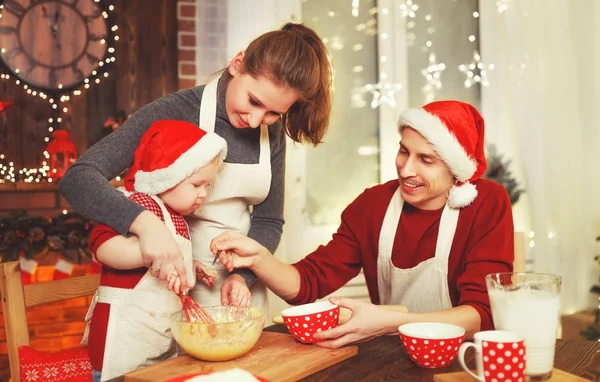 Familjen mamma, Pappa och baby baka julkakor — Stockfoto