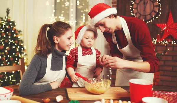 Familjen mamma, Pappa och baby baka julkakor — Stockfoto