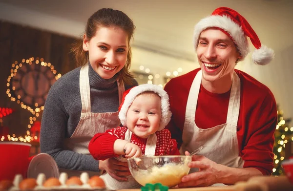 Familjen mamma, Pappa och baby baka julkakor — Stockfoto