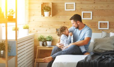 mutlu aile baba ve gülüyor ve oynarken kızı olmak