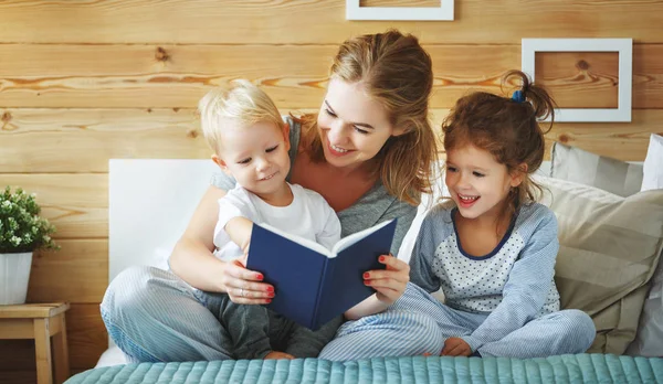 Familie moeder lezen kinderen boek in zijn — Stockfoto