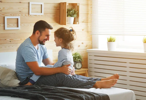 Feliz familia padre e hija riendo y jugando en ser —  Fotos de Stock