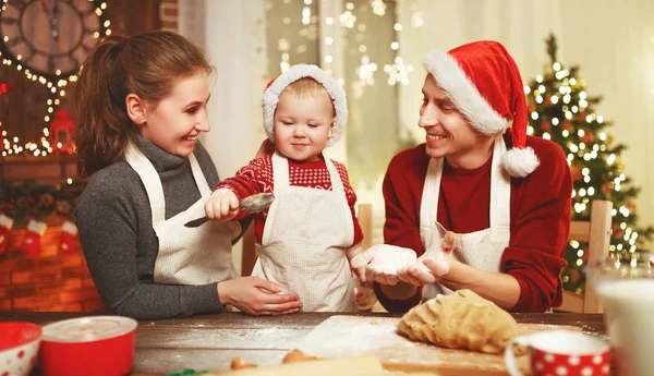 Familia madre padre y bebé hornear galletas de Navidad —  Fotos de Stock