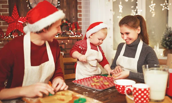 Familienmutter Vater und Baby backen Weihnachtsplätzchen — Stockfoto