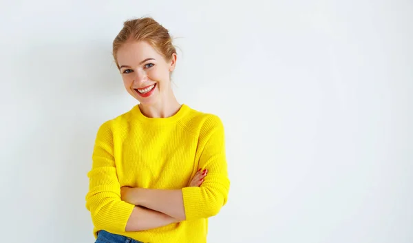 Ppy giovane donna in maglione giallo su backgroun bianco — Foto Stock