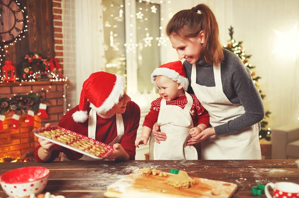 Familia madre padre y bebé hornear galletas de Navidad — Foto de Stock