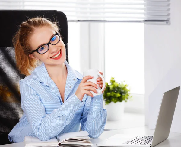 Businesswoman freelancer working at a computer at Christma — Stock Photo, Image