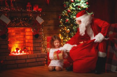 Mutlu Noeller! Noel Baba ve çocuk kıza Chr geceleri