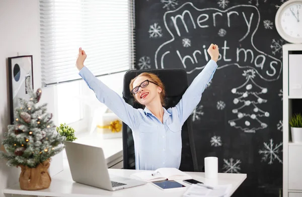 Mujer de negocios freelancer trabajando en una computadora en Christma —  Fotos de Stock