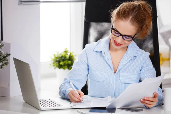 Zakenvrouw freelancer werkt op een computer op Christma — Stockfoto