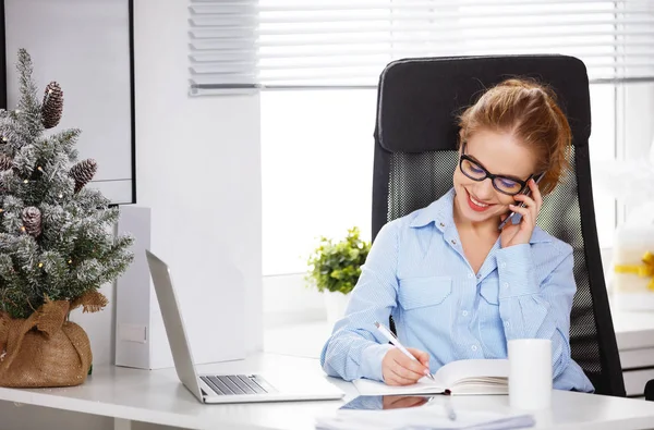 Businesswoman freelancer working at a computer at Christma — Stock Photo, Image