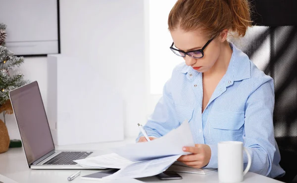 Businesswoman freelancer working at a computer at Christma — Stock Photo, Image