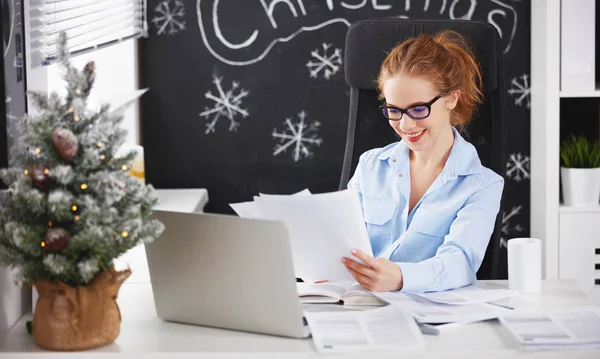 Businesswoman freelancer working at a computer at Christma — Stock Photo, Image