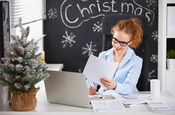 Zakenvrouw freelancer werkt op een computer op Christma — Stockfoto