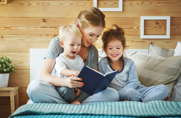 Familjen mor läsning för barnbok i vara — Stockfoto