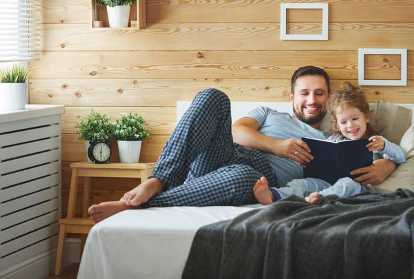 Felice famiglia padre e figlia lettura libro in essere — Foto Stock