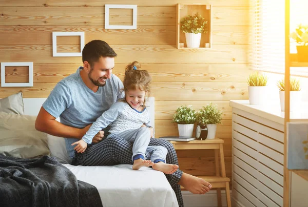 mutlu aile baba ve gülüyor ve oynarken kızı olmak