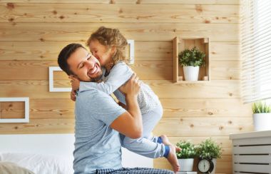 mutlu aile baba ve gülüyor ve oynarken kızı olmak