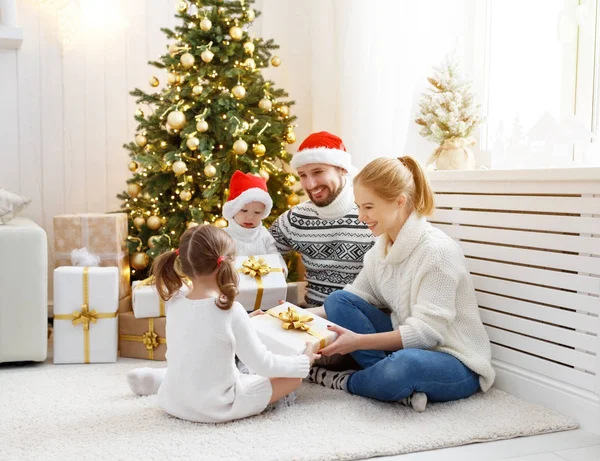 Ojciec rodziny matki i dzieci w domu na Boże Narodzenie rano — Zdjęcie stockowe