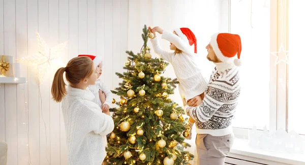 Οικογένεια μητέρα ο πατέρας και τα παιδιά διακόσμησης ενός χριστουγεννιάτικου δέντρου στο — Φωτογραφία Αρχείου