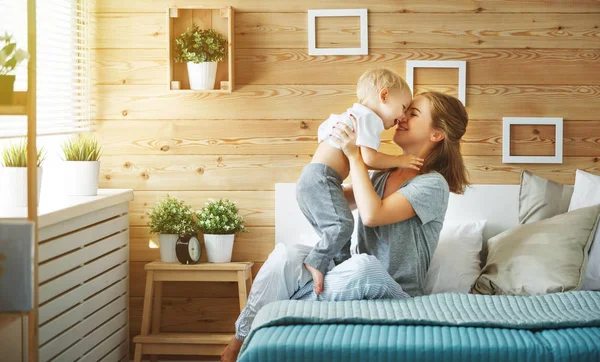 Щаслива сім'я мати і дитина син малюк сміється в ліжку — стокове фото