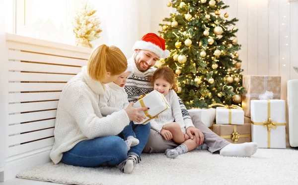 Familie moeder vader en kinderen thuis op kerstochtend — Stockfoto