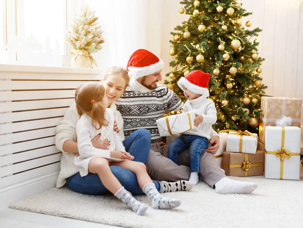 Família mãe pai e filhos em casa na manhã de Natal — Fotografia de Stock