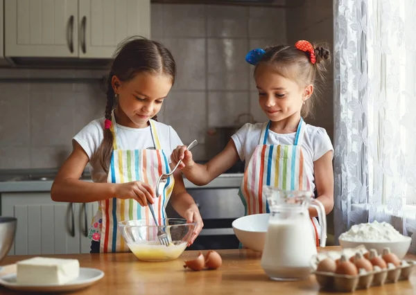 Счастливые сестры дети девочки пекут печенье, месить тесто, играть остроумие — стоковое фото