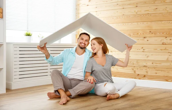 Konzept für eine junge Familie. Paar im neuen Zuhause — Stockfoto